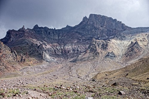 Disappearing glacier in Mt. Erciyes, central Turkey / トルコ共和国中部、エルジエス火山の山頂とその直下に現存する氷河