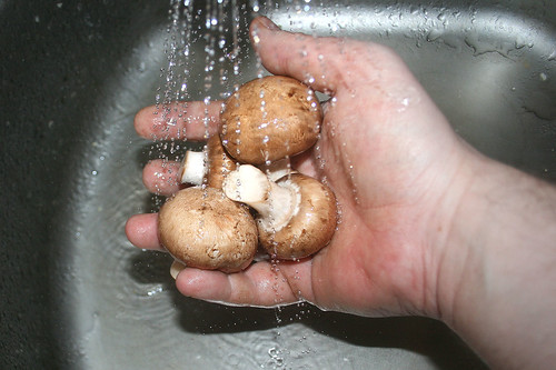 16 - Champignons abspülen / Wash mushrooms