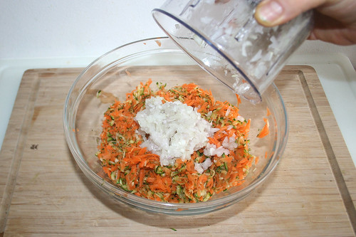 30 - Gemüse & Zwiebel in Schüssel geben / Put vegetables & onion in bowl