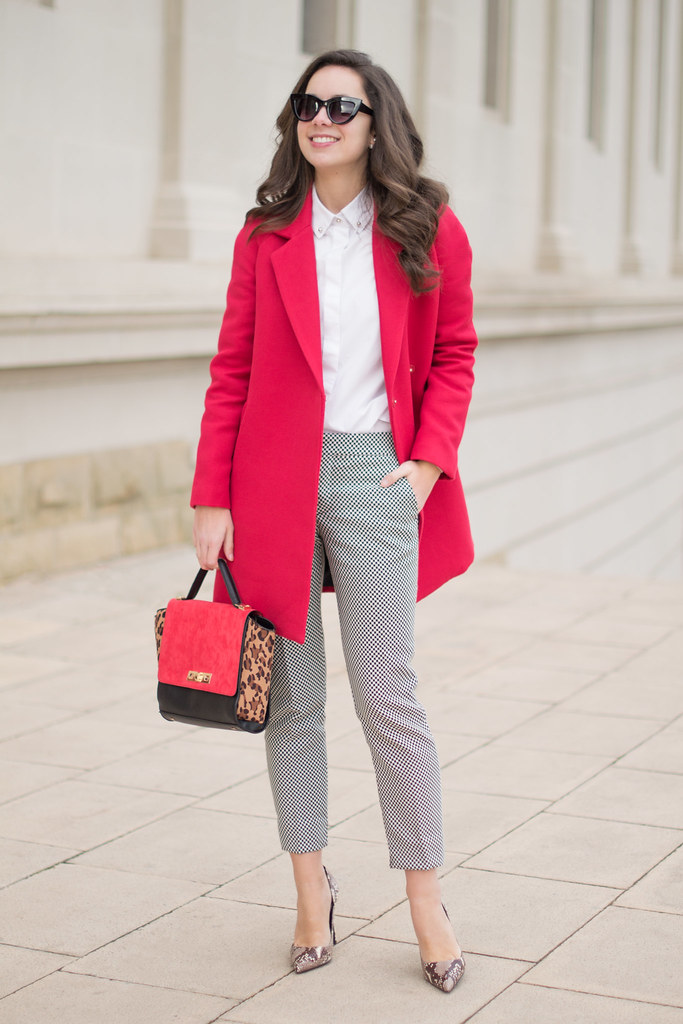 Cómo combinar un abrigo rojo y sorprender con tu look
