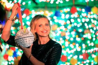 SARAH MICHELLE GELLAR LIGHTS THE LEGO® CHRISTMAS TREE AT LEGOLAND® CALIFORNIA RESORT