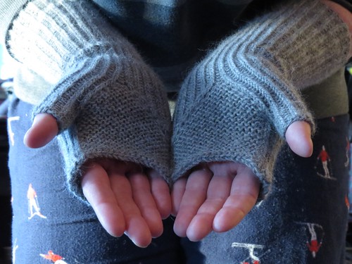 http://thingsimakeplusrocks.blogspot.ca/2015/02/fo-fingerless-mitts-for-mom.html