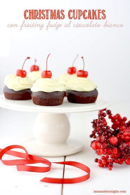 christmas cupcakes con frosting fudge al cioccolato bianco e ciliegina