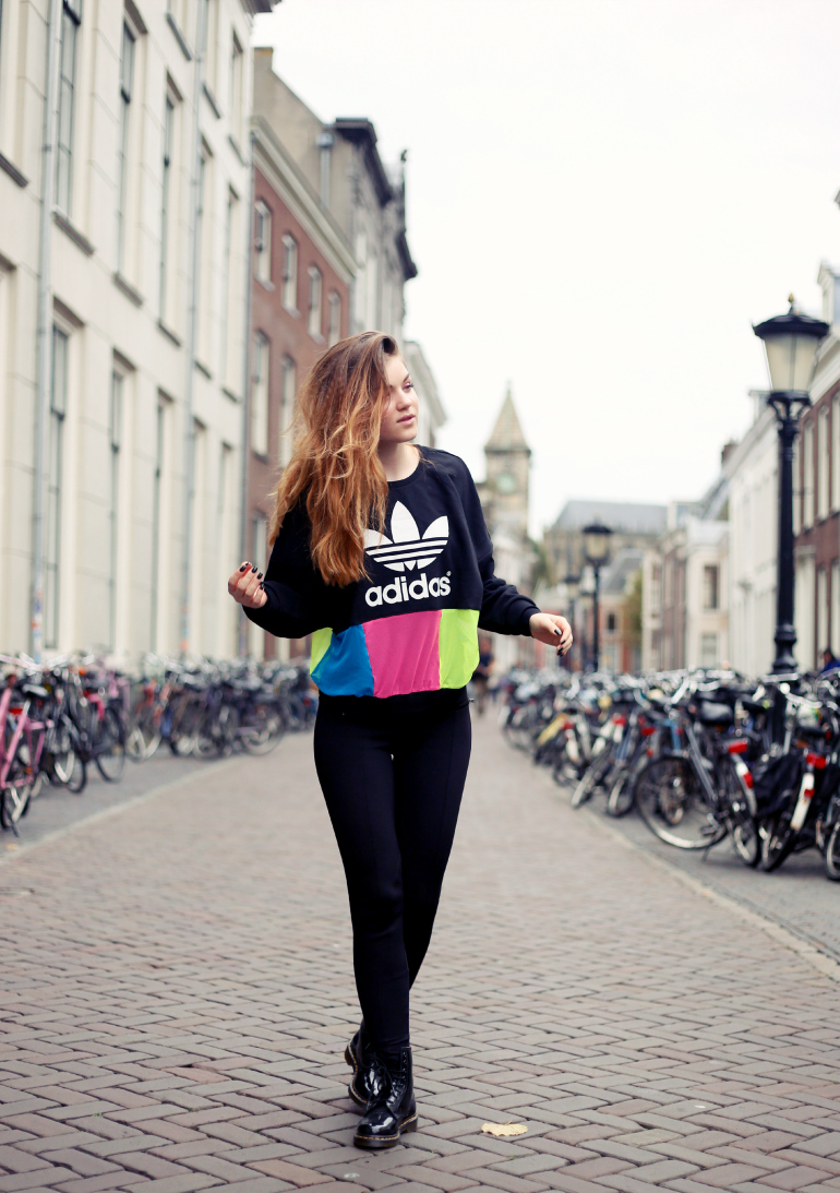 rita ordi, fashion is a party, adidas originals x rita ora, adidas originals x rita ora sweater, dr. martens, dr. martens patent black, bershka, dior addict it-liner it pink, roze eyeliner, neon, neon fashion trend, utrecht, fashion blogger, fashion is a party outfits