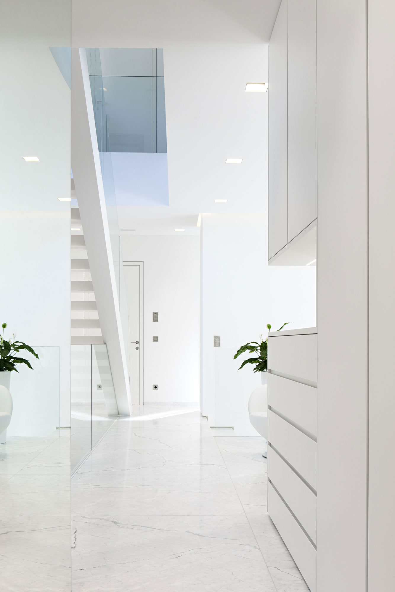 white-corridor-interior-lighting-ideas