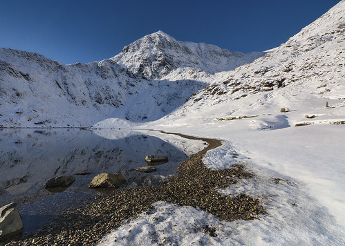 mountain lake snow wales landscape cymru bluesky clear snowdon snowdonia yrwyddfa llynglaslyn