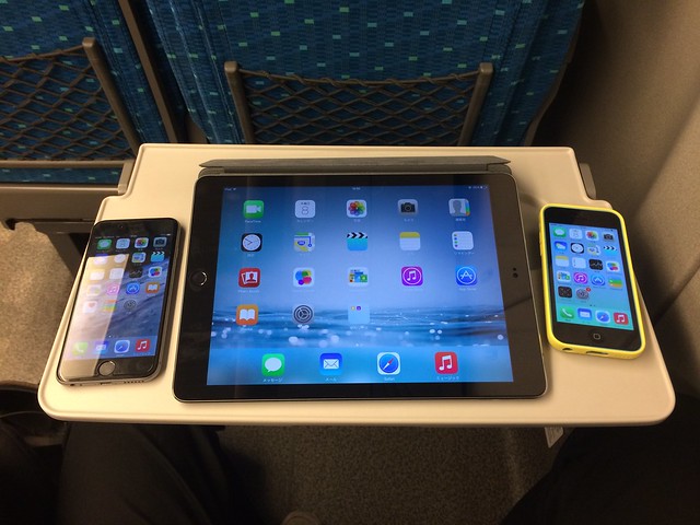 iPad, iPhone in Shinkansen.