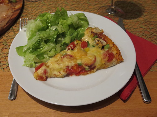 Vegetarische Pizza mit Salat