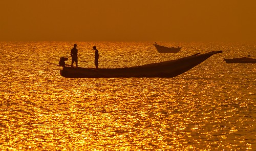 life light sea india color nature sunrise boat nikon december dailylife ganjam goldenhour bayofbengal 2014 gopalpur boatmen nikond3200 goldencolor gopalpuronsea odisha