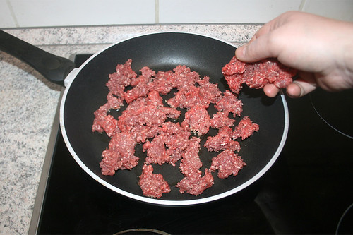 16 - Rinderhackfleisch in Pfanne hinein geben / Add beef ground meat