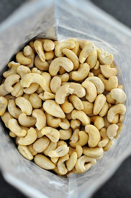 raw cashew calories per cup