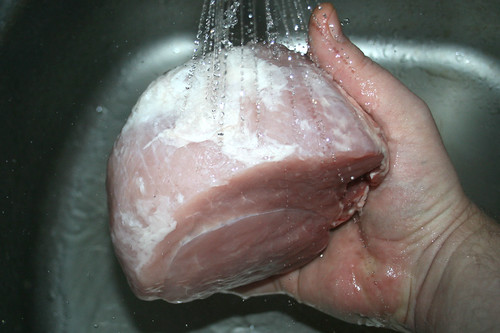 13 - Schweinebraten waschen / Wash pork roast
