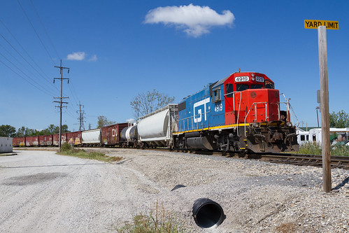 grandtrunkwestern canadiannational effingham illinois railroad railfan railway railroading train local freighttrain emdgp382 gtw sunny wye yard