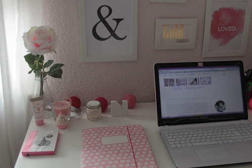 arbeitsplatz-office-inspiration-fashionblog-home-roomtour-weiß-rosa