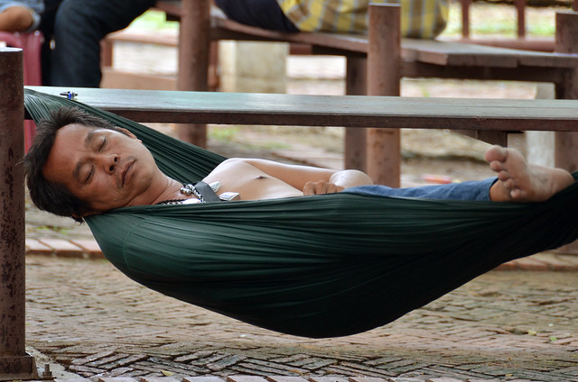 Tailandés echándose una señora siesta