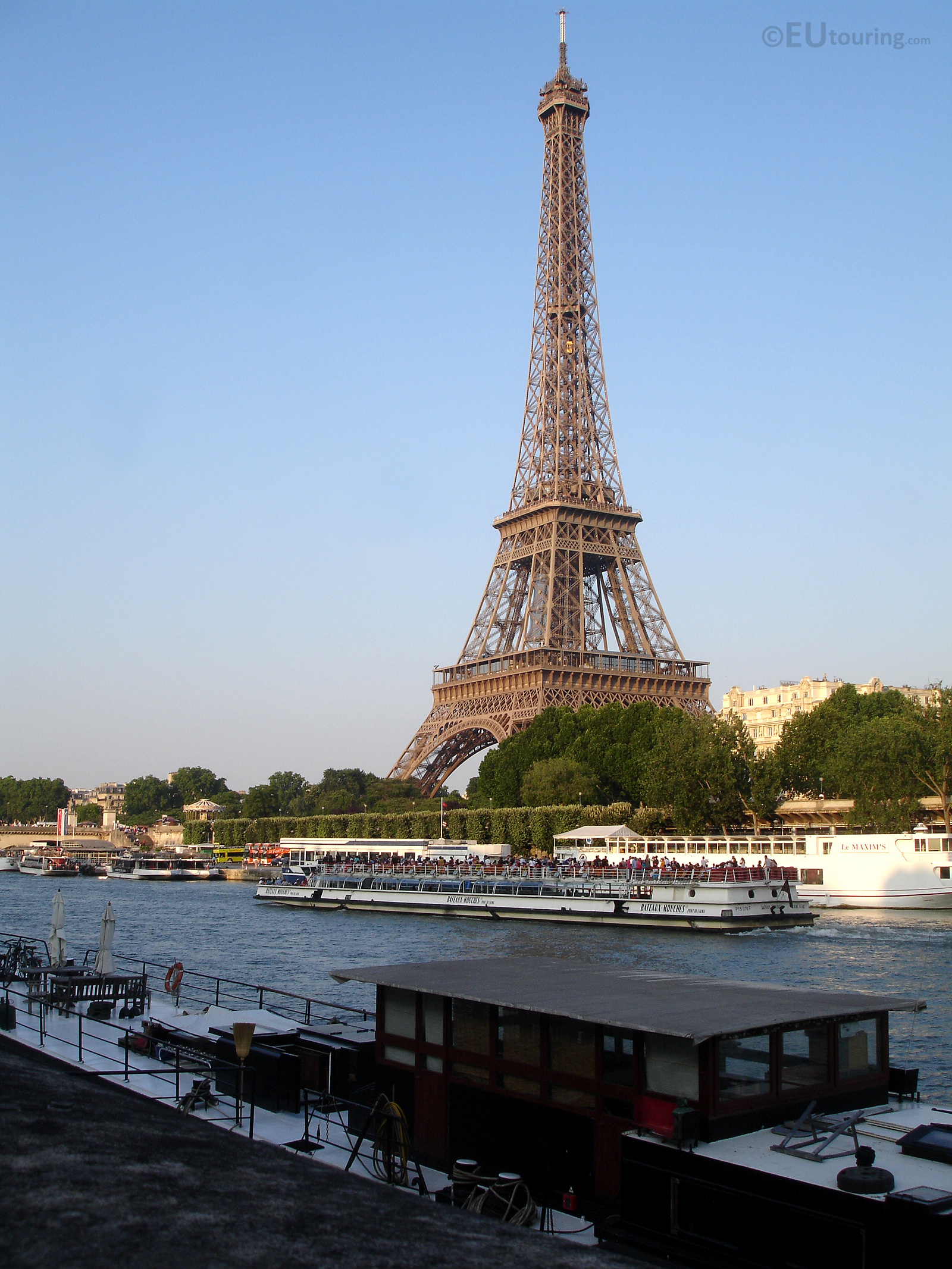 Bateaux Mouches passing the Eiffel