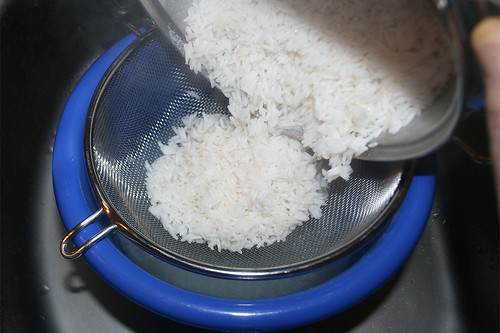 43 - Reis in Sieb abgießen / Drain rice in sieve