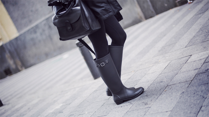 street style barbara crespo the corner rainy day parka rain boots black fashion blogger outfit blog de moda