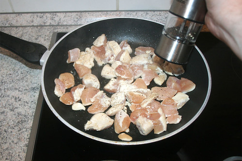 39 - Hähnchen mit Pfeffer & Salz würzen / Taste chicken with pepper & salt