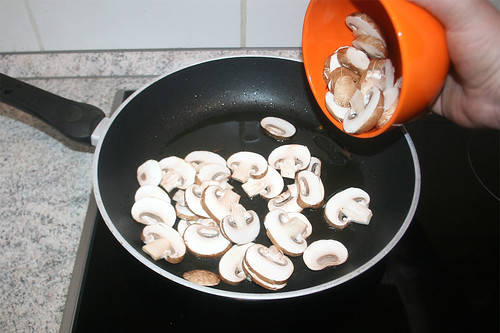 35 - Champignons in Pfanne geben / Add mushrooms to pan
