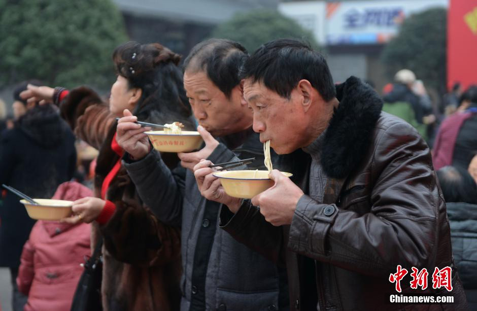 2014年12月26日，數萬民眾來到湖南韶山同吃福壽麵,以此紀念毛澤東誕辰121周年。根據傳統,當地每年都會自費準備大鍋麵,免費派發給全國各地前來紀念毛澤東的人士。