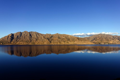 new lake reflection island mirror see spiegel south zealand wanaka hawea neuseeland wolkenlos