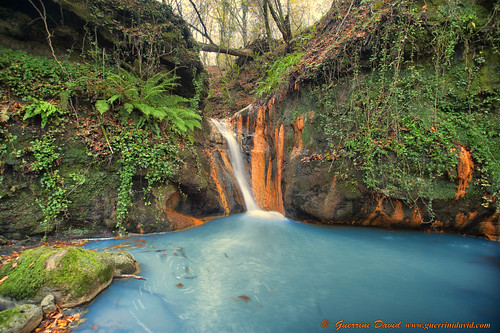 blue red green water waterfall acqua cascata tuscia torrealfina altolazio