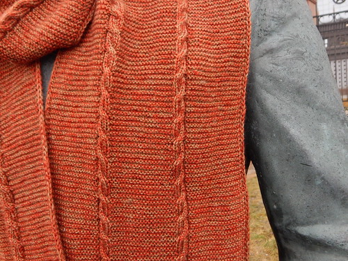 шарф, связанный спицами, двусторонний со жгутами, с двойной кромочной петлёй и шнурком i-cord по краям | horoshogromko.ru