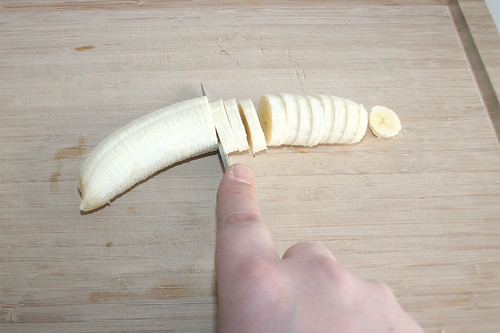23 - Banane in Scheiben schneiden / Cut banana in slices