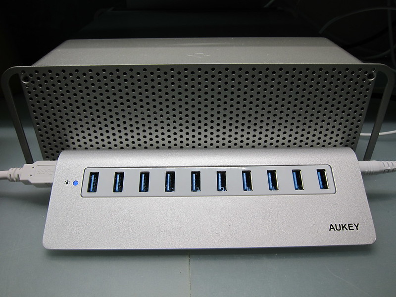 Aukey 10-Port USB 3.0 Hub - With iMac