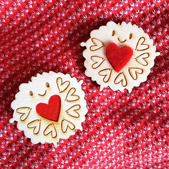 Which Jammie Dodger brooch is your favourite - felt heart or painted heart? They're both in my shop!