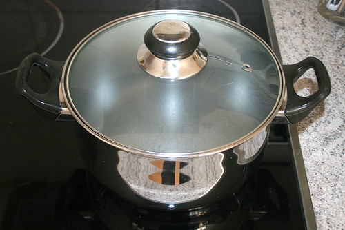 11 - Topf mit Wasser aufsetzen / Bring pot with water to a boil