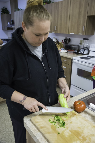 An attendee of the Menominee Indian Tribe of Wisconsin’s cooking class prepares a zippy zucchini salad recipe using zucchini from the garden at the food distribution center. USDA Photo by Bob Nichols.