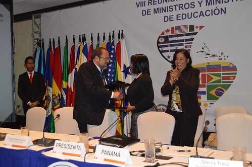 OEA y Bolivia firman acuerdo para formación de docentes