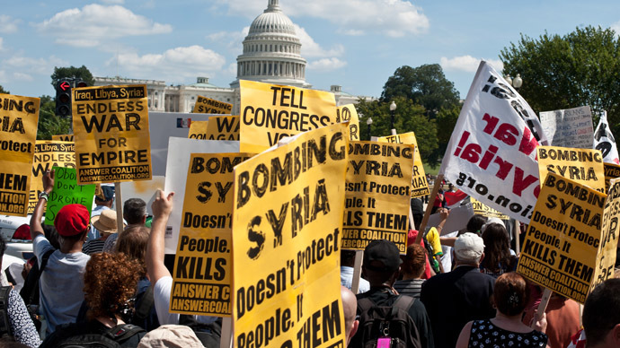 2013年9月7日，抗議群眾在華盛頓美國國會大樓前抗議，要求美國政府停止轟炸敘利亞。他們認為，戰爭符合美國利益，卻只會為人民帶來死傷與苦難。（影像來源：RT）