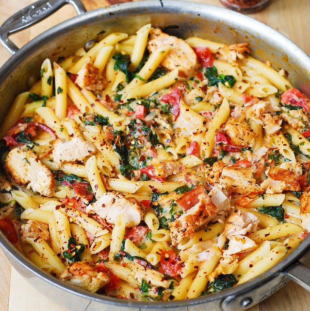 Chicken and Bacon Pasta with Spinach and Tomatoes in Garlic Cream Sauce ...