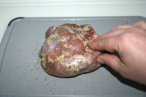 17 - Schweinebraten mit Knoblauch einreiben / Rub pork roast with garlic