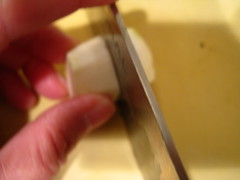 里芋を加える場合は、上下を切り落として皮をむき、小さいものなら半分、大きいものなら、さらに半分に切ります