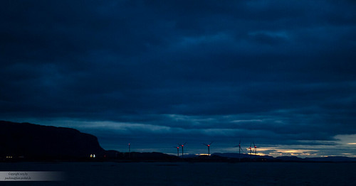 sea windmill norway see nightshot norwegen coastline bluehour windrad sørtrøndelag windturbine nachtaufnahme küste windkraftanlage blauestunde valsneset valsnesetvindpark