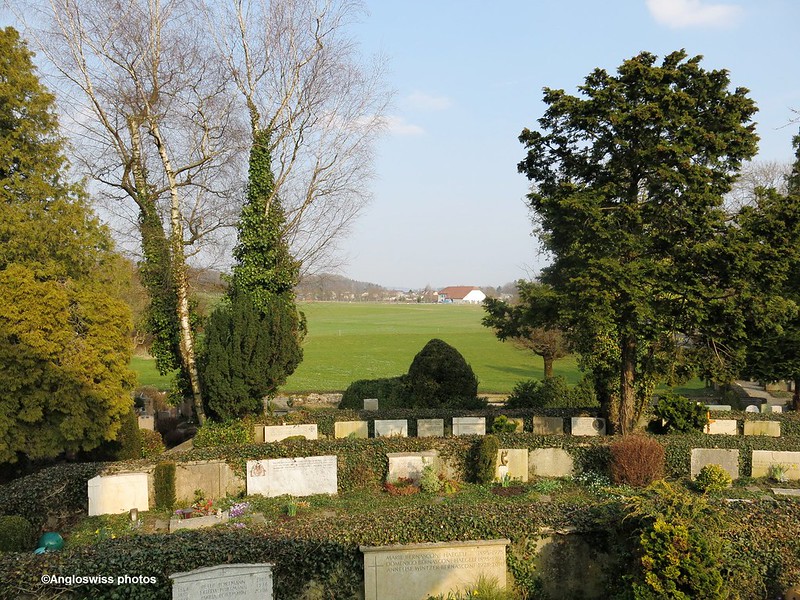 Across the cemetery St. Niklaus towards Feldbrunnen