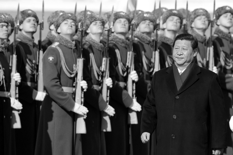 150120_CHN_president_Xi_Jinping_in_Russia_honor_guard_BW_6x9