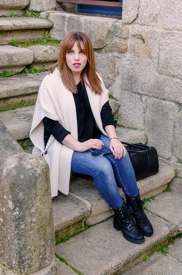 Casual outfit with beige cape and denim