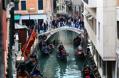 日常生活 Daily life, Daily lives ~ Gondolas , Canal @ Rio de San Moisè , Venezia 威尼斯~