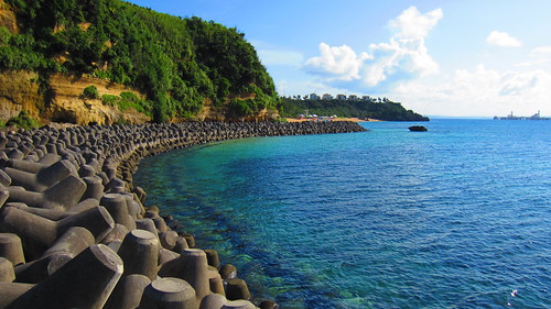 ocean bridge red cliff beach japan island asia 日本 okinawa 沖縄 ryukyu shisa tetrapods ikei ikeijima uruma