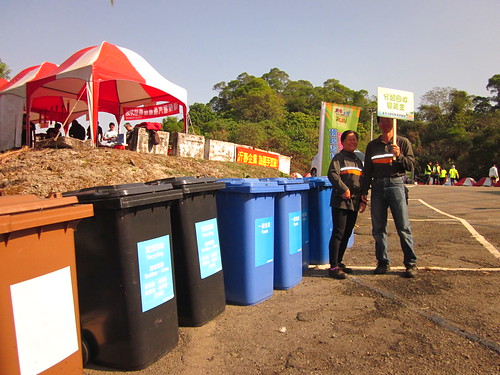 路跑場地內沒有設垃圾桶，只在場外設中央回收站，並由工作人員確保物品放進正確的桶子裡。（徐巧玲 攝）