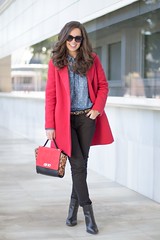  Cómo combinar un abrigo rojo y conseguir un look de 10