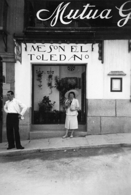 Yves Klein y sus acompañantes en Toledo en junio de 1951 Yves Klein's travel in Tolede, Spain, 1951 © Yves Klein / ADAGP, Paris, 2015