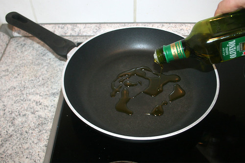 35 - Öl in Pfanne erhitzen / Heat up oil in pan