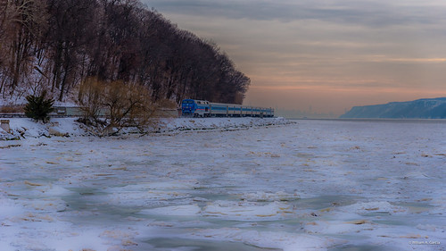 newyork train unitedstates dobbsferry georgewashingtonbridge metronorth palisades 2015 hudsonriverline henryhudsonriver