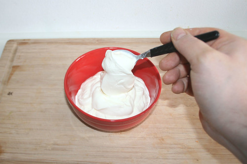 22 - Joghurt & Creme fraiche in Schüssel geben / Put yoghurt & creme fraiche in bowl